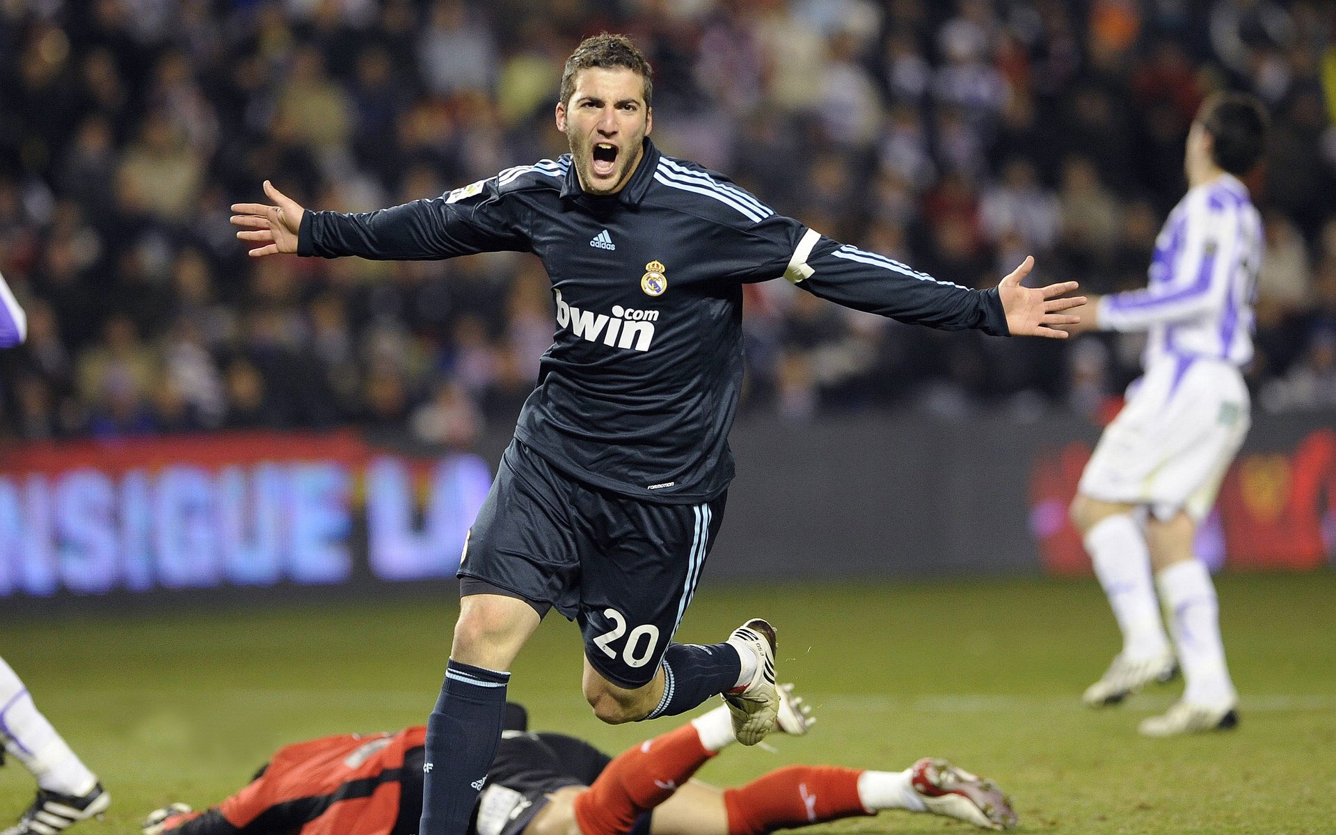 世界杯:裁判与解说的“错判与口误合集”成热门剪辑 类型化幽默被球迷追捧